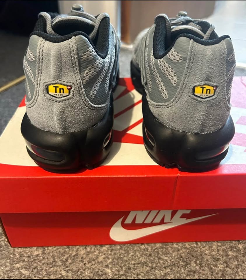 Nike Air Max – Size 8 – Brand New Condition